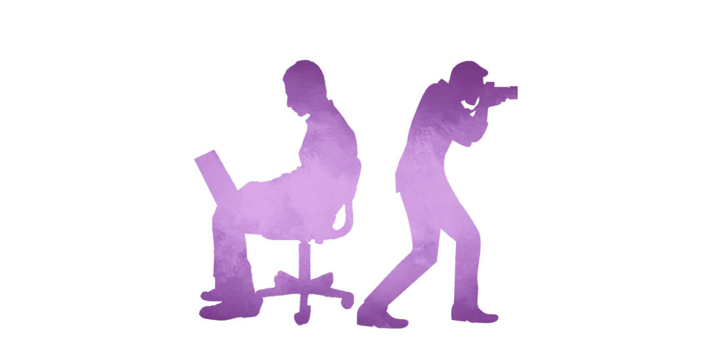 Piirroskuvassa on kaksi violettia henkilöhahmoa selät vastakkain joista toinen istuu työtuolissa kannettava tietokone sylissään ja toinen ottaa valokuvaa kameralla.